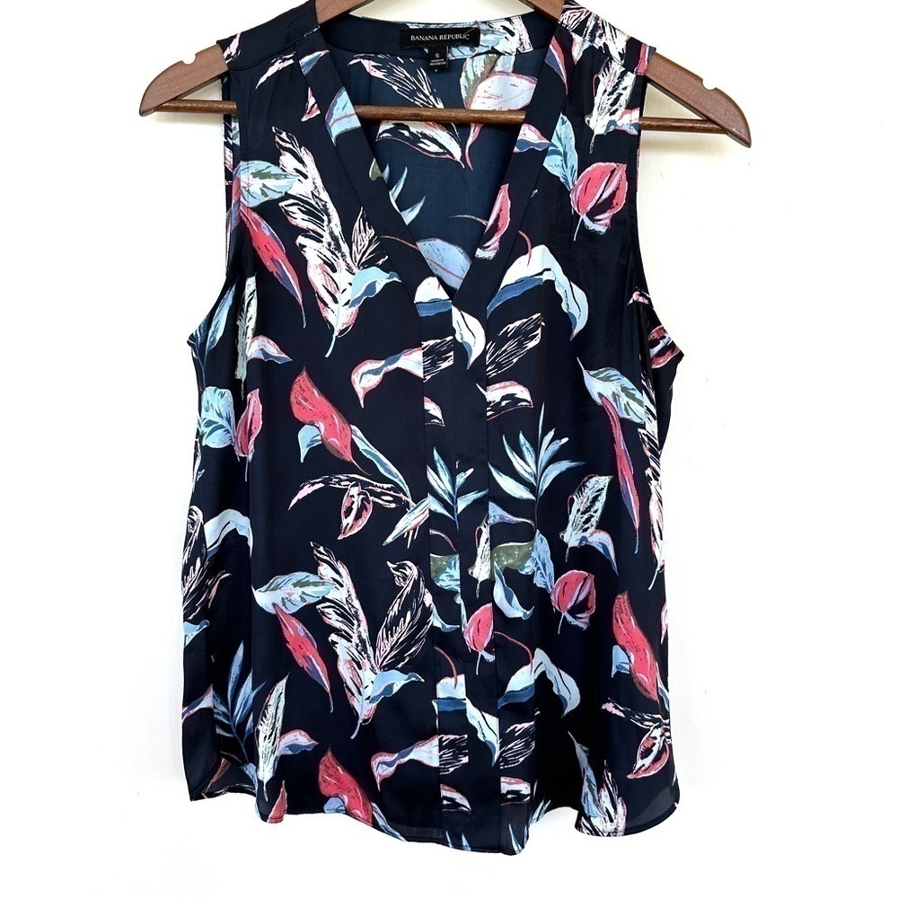 Banana Republic tank  top with v-neck, loose fitting, tropical print
